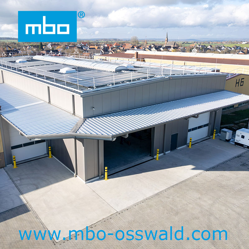 Nuovo magazzino per materie prime, impianto fotovoltaico e claim del marchio più incisivo: mbo Osswald mette in rete i flussi di materiale, energia e dati