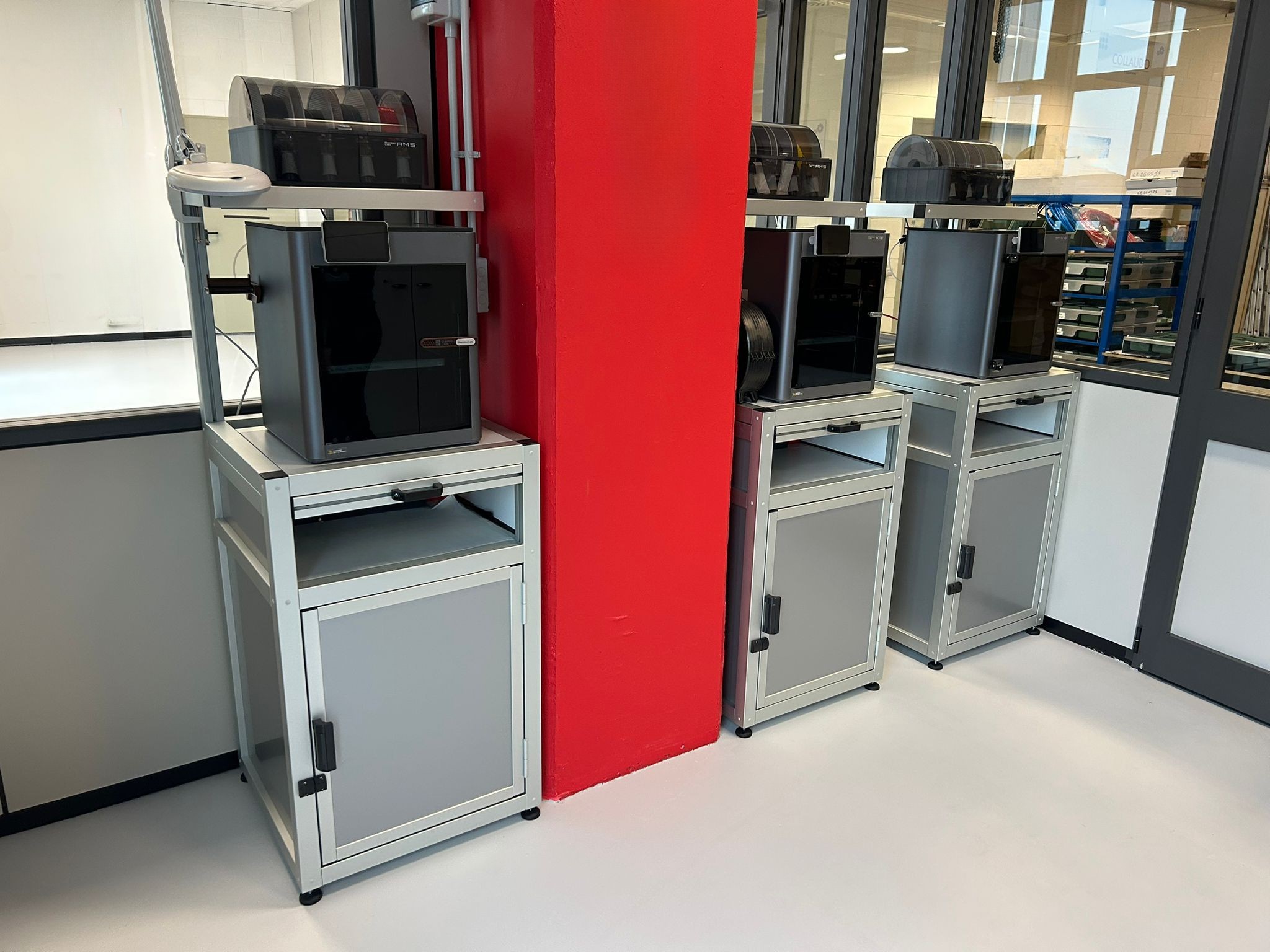 Scaffali, mobili e postazioni