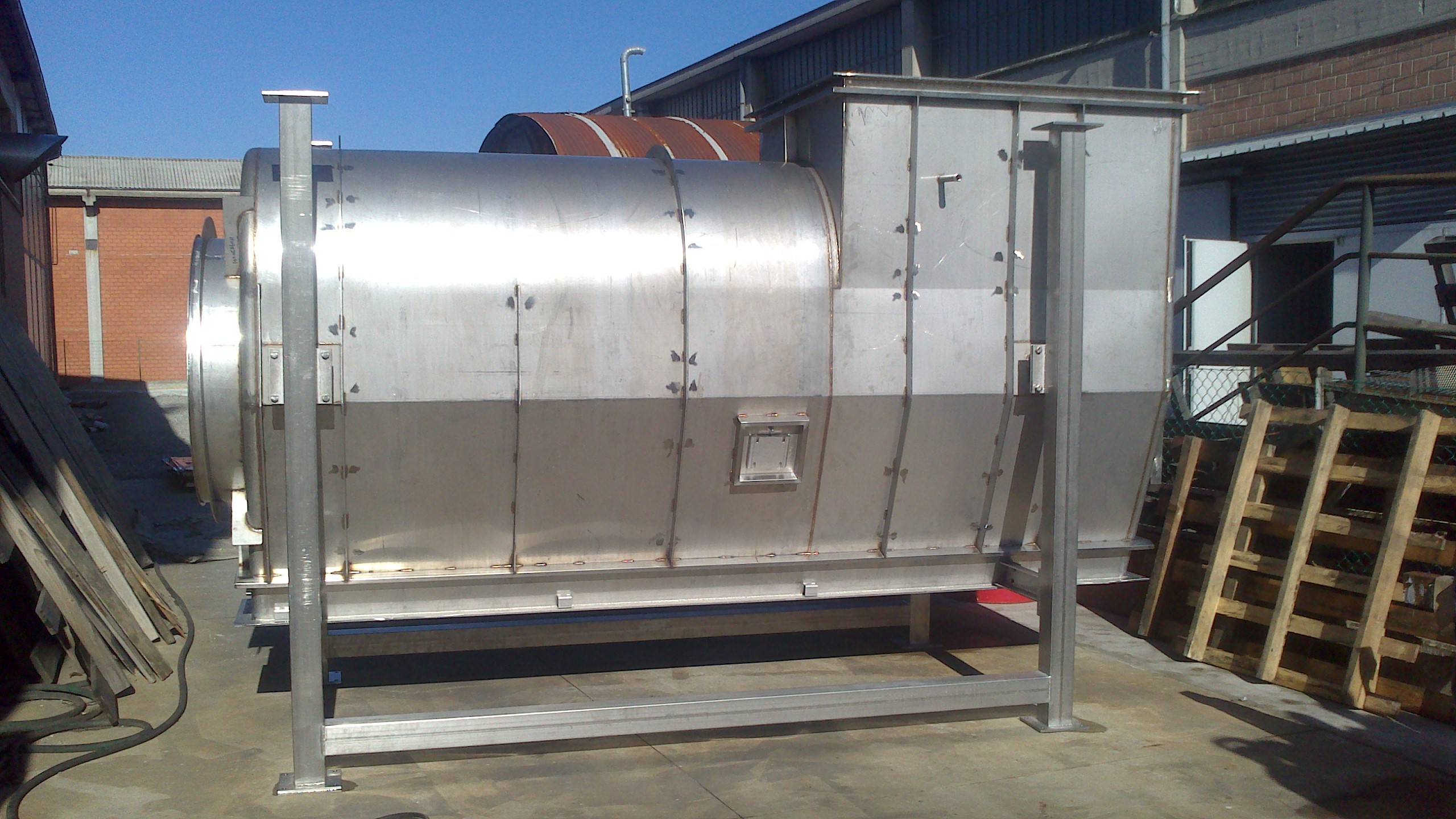 carpenteria inox di grandi dimensioni